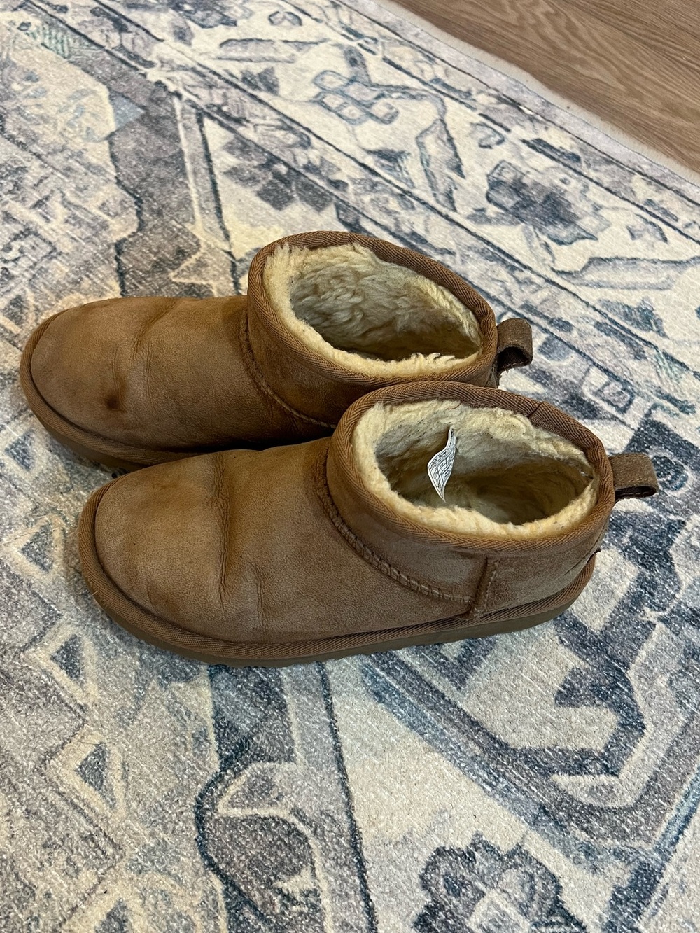 UGG Classic Short Shearling Boots Chestnut Kids Size 2